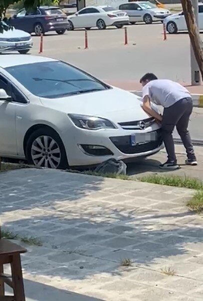 Adana’da uyuşturucu bağımlısı olduğu öne sürülen bir kişi, otomobilin kaputuna