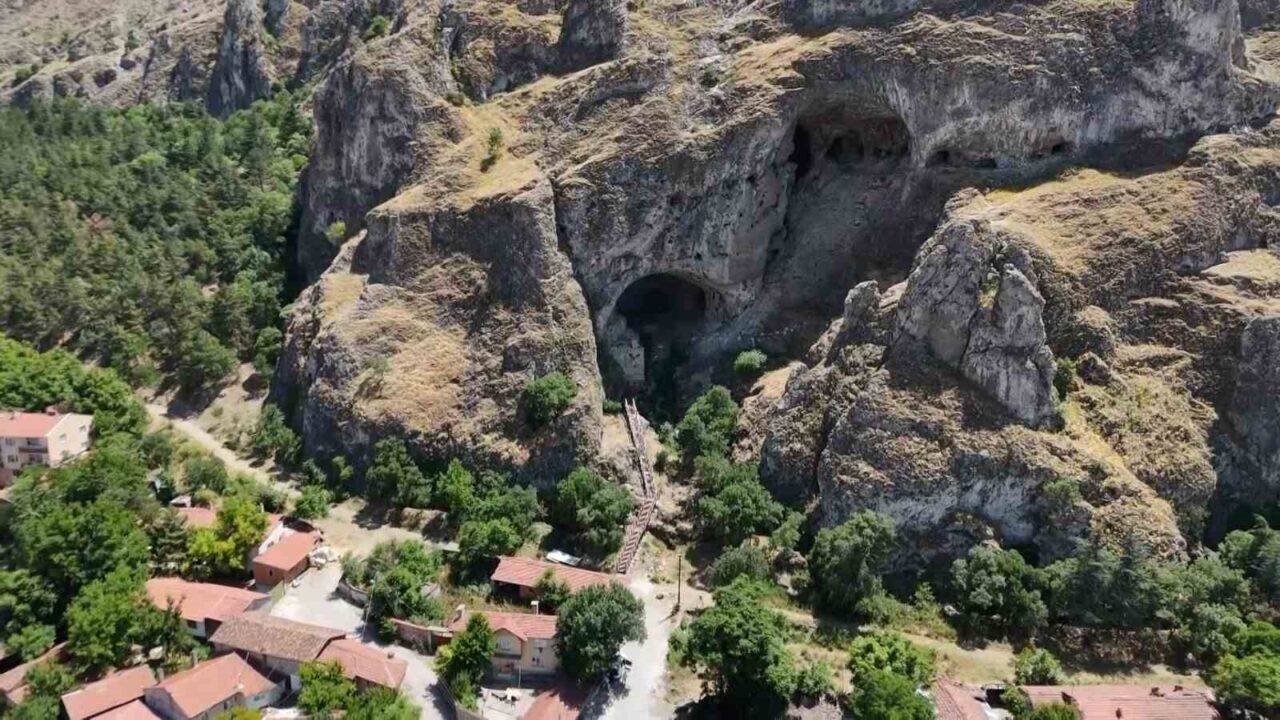 Eskişehir’de bulunan İnönü Mağaraları’na turistik amaçlı gelen vatandaşlar, zor da