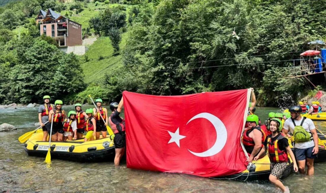 Rize’de 30 Ağustos Zafer Bayramı nedeniyle bir araya gelen mahalle