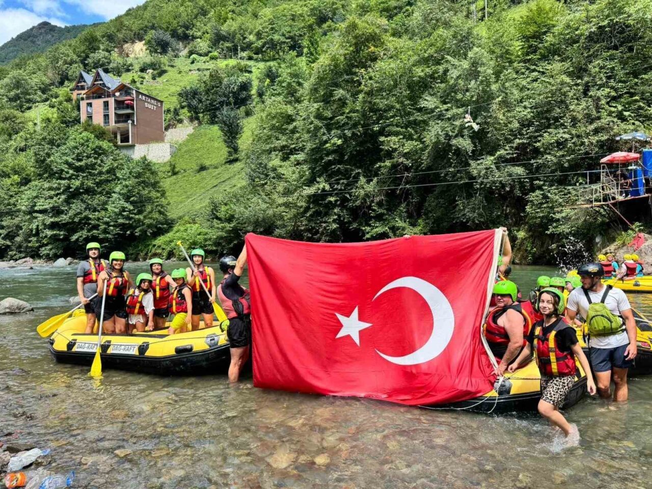 Rize’de 30 Ağustos Zafer Bayramı nedeniyle bir araya gelen mahalle