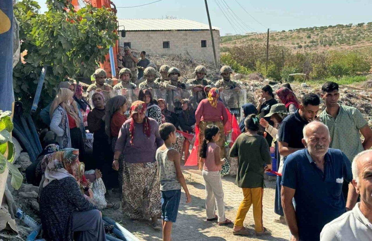 Şanlıurfa’nın Birecik ilçesinde TOKİ’nin kanalizasyon borularının geçtiği mahallenin sakinleri, çalışmaları
