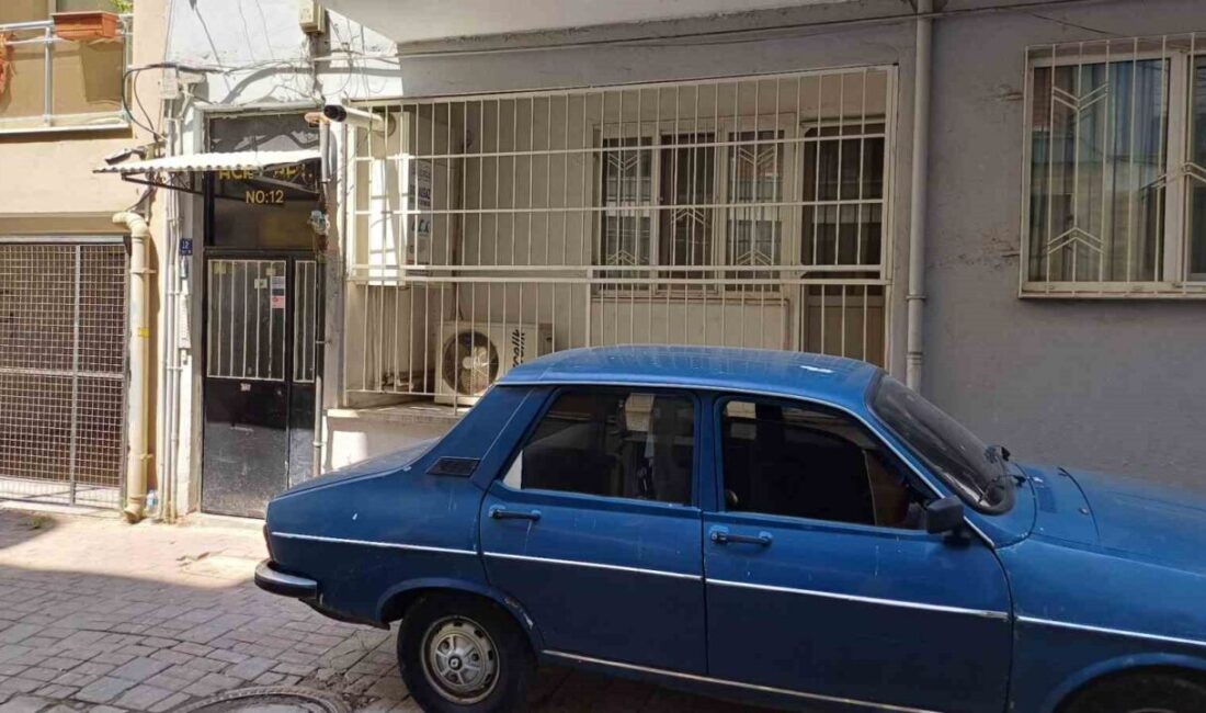 Aydın Efeler ilçesinde bir evden yayılan kötü koku ekipleri harekete