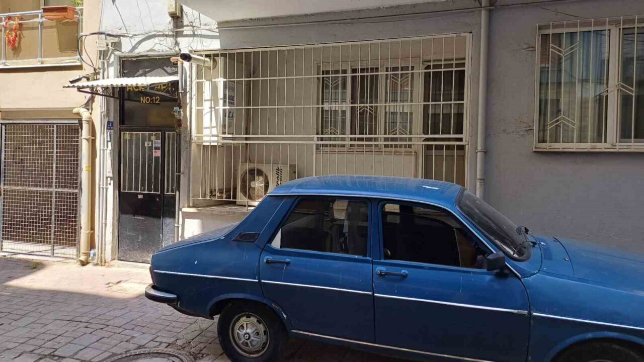 Aydın Efeler ilçesinde bir evden yayılan kötü koku ekipleri harekete