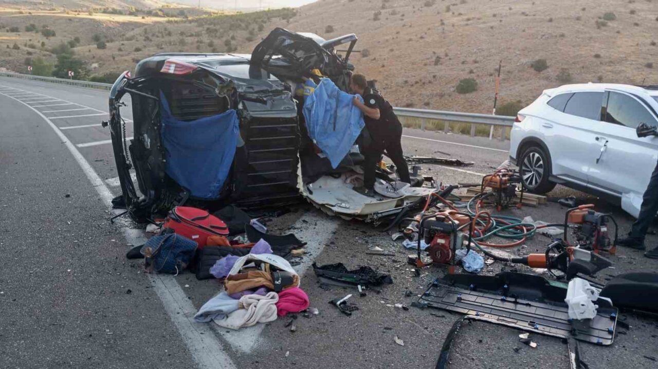 Malatya-Kayseri karayolu Akçadağ ilçesinde hafif ticari araç ile otomobilin kafa