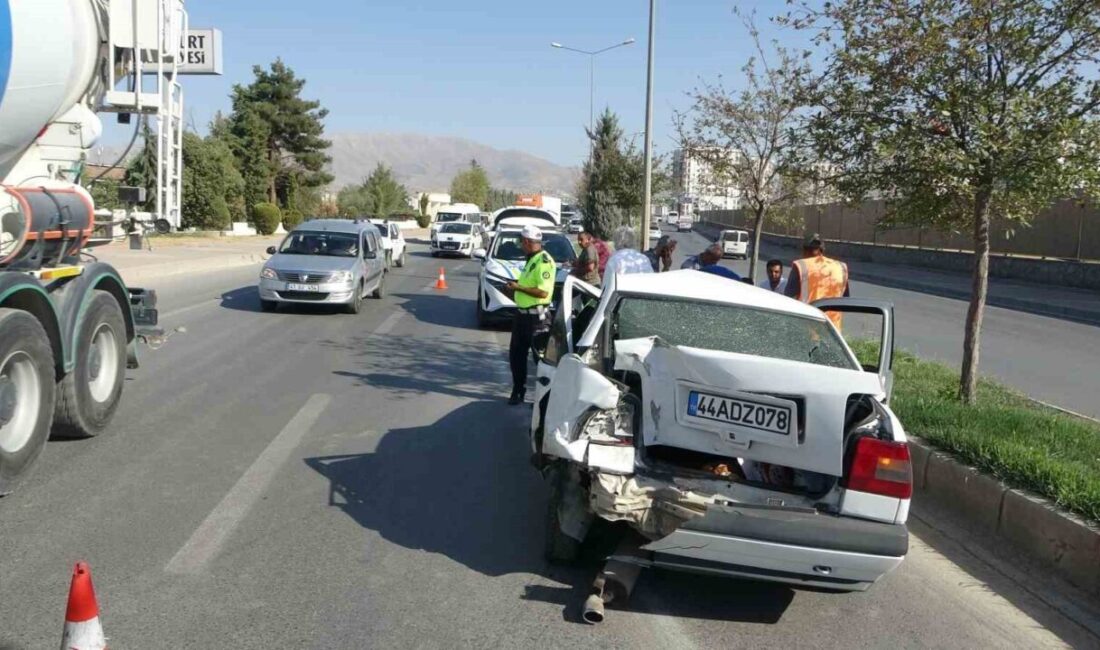 Malatya’da Beylerderesi Viyadüğü’nde 4 aracın karıştığı trafik kazası trafiği felç