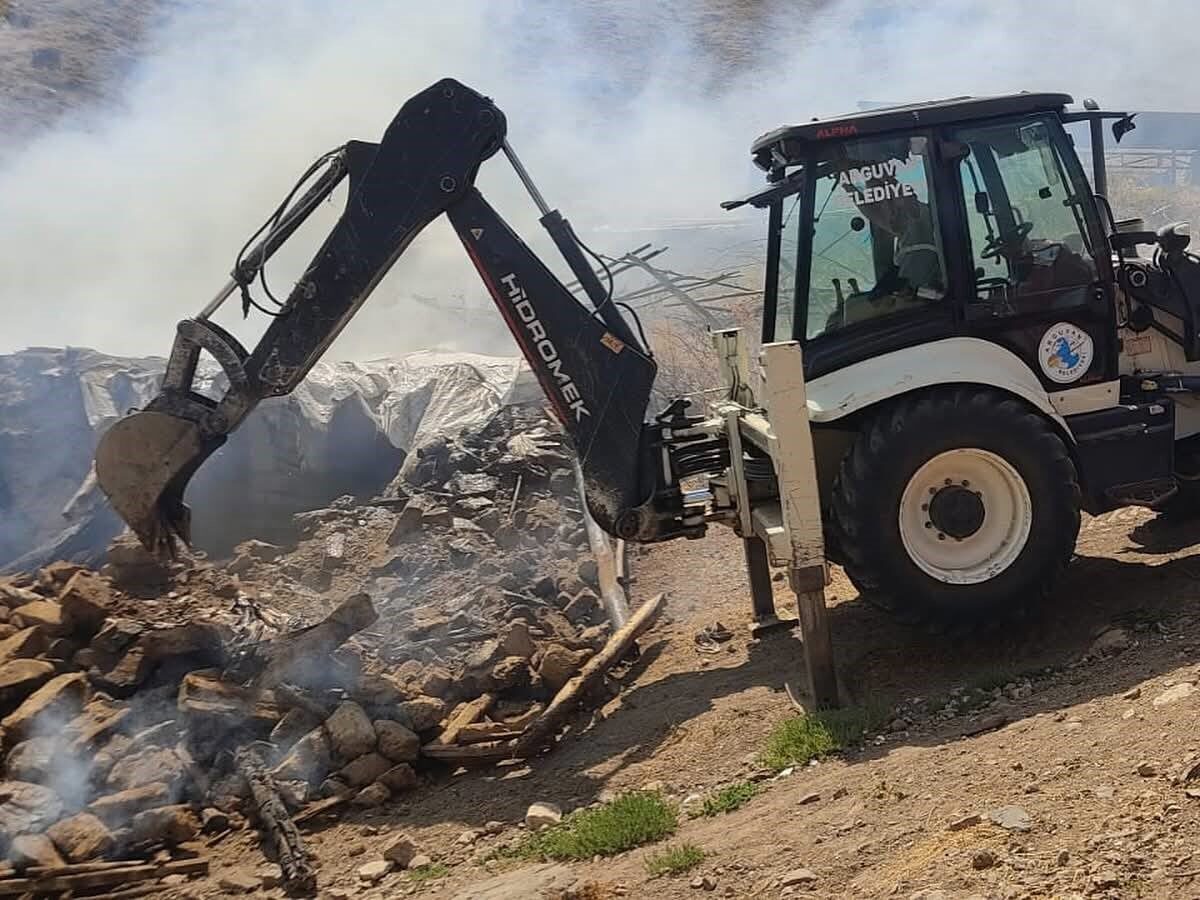 Malatya’nın Arguvan ilçesinde bir ahırda çıkan yangında 10 küçükbaş hayvan