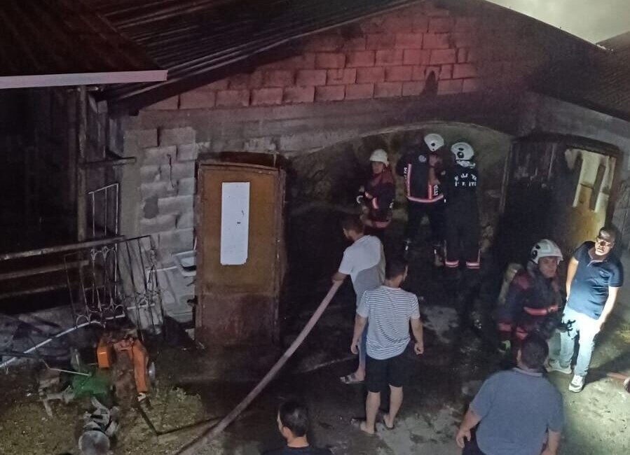 Malatya’nın Battalgazi ilçesinde bir ahırda çıkan yangın paniğe neden oldu.