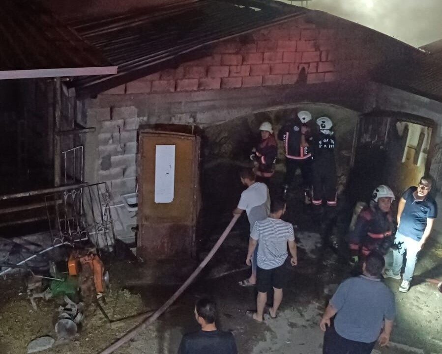 Malatya’nın Battalgazi ilçesinde bir ahırda çıkan yangın paniğe neden oldu.