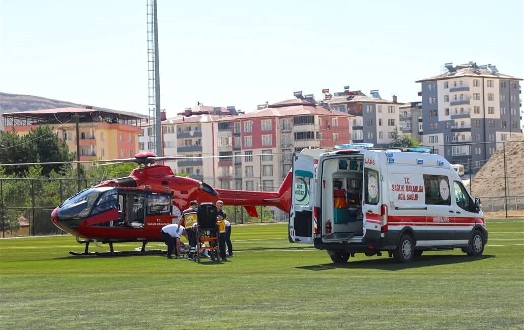 Malatya’nın Darende ilçesinde ambulans helikopter 80 yaşındaki hasta için havalandı.