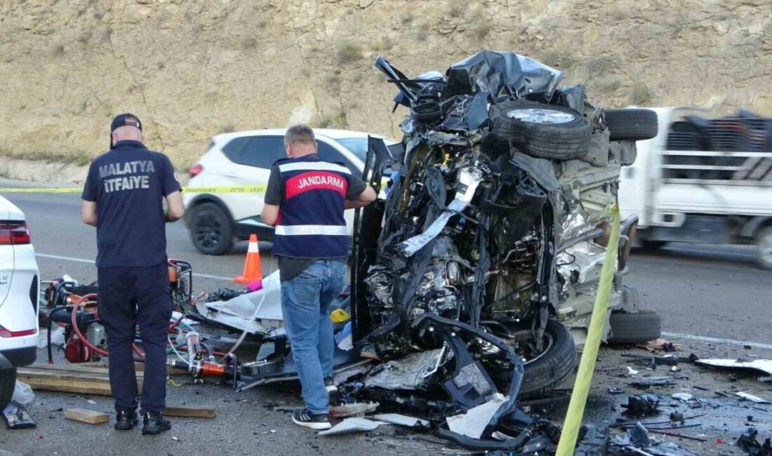 Malatya’nın Akçadağ ilçesinde hafif ticari araç ile otomobilin kafa kafaya