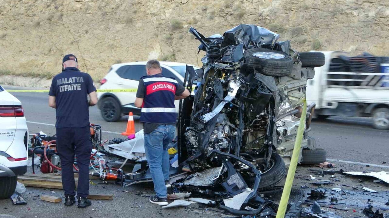 Malatya’nın Akçadağ ilçesinde hafif ticari araç ile otomobilin kafa kafaya