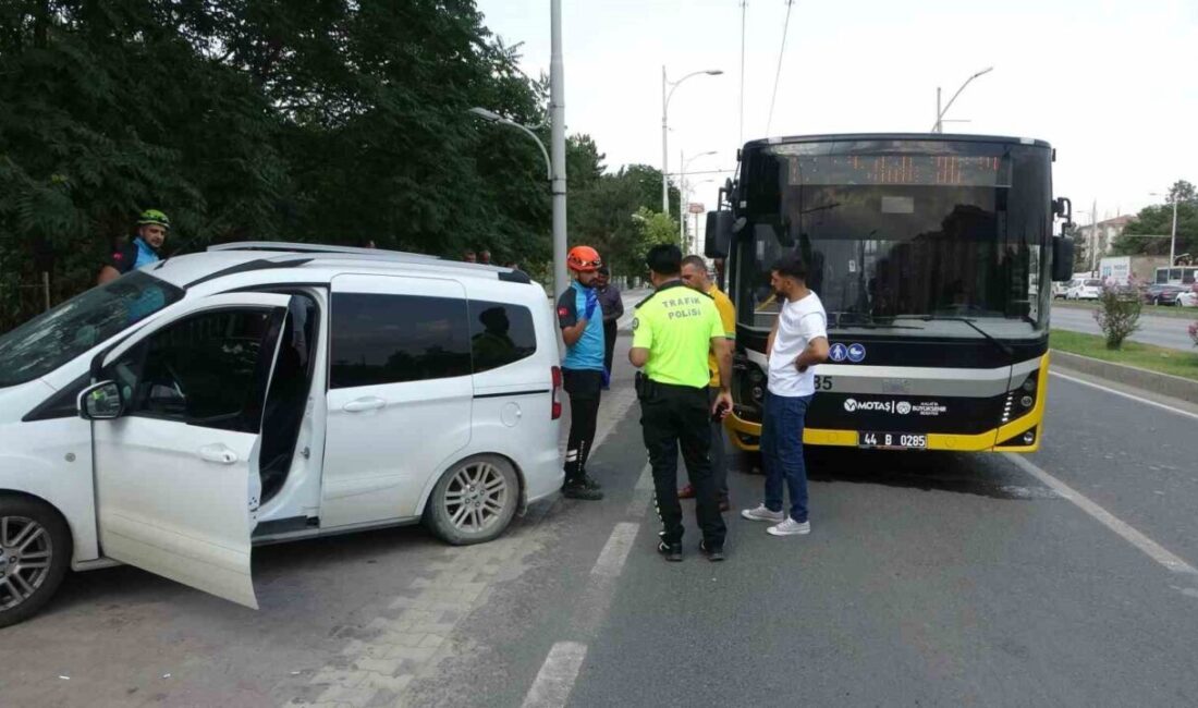 Malatya’da, halk otobüsü ile hafif ticari aracın çarpıştığı kazada yaralanan
