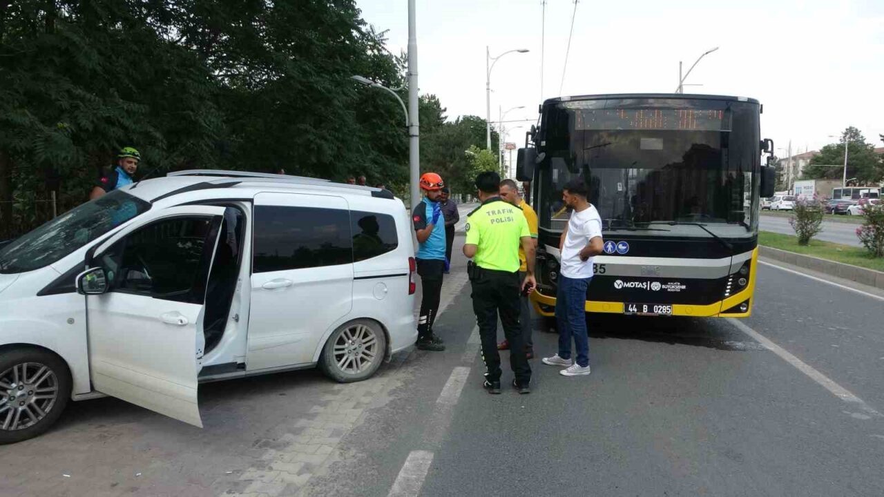 Malatya’da, halk otobüsü ile hafif ticari aracın çarpıştığı kazada yaralanan
