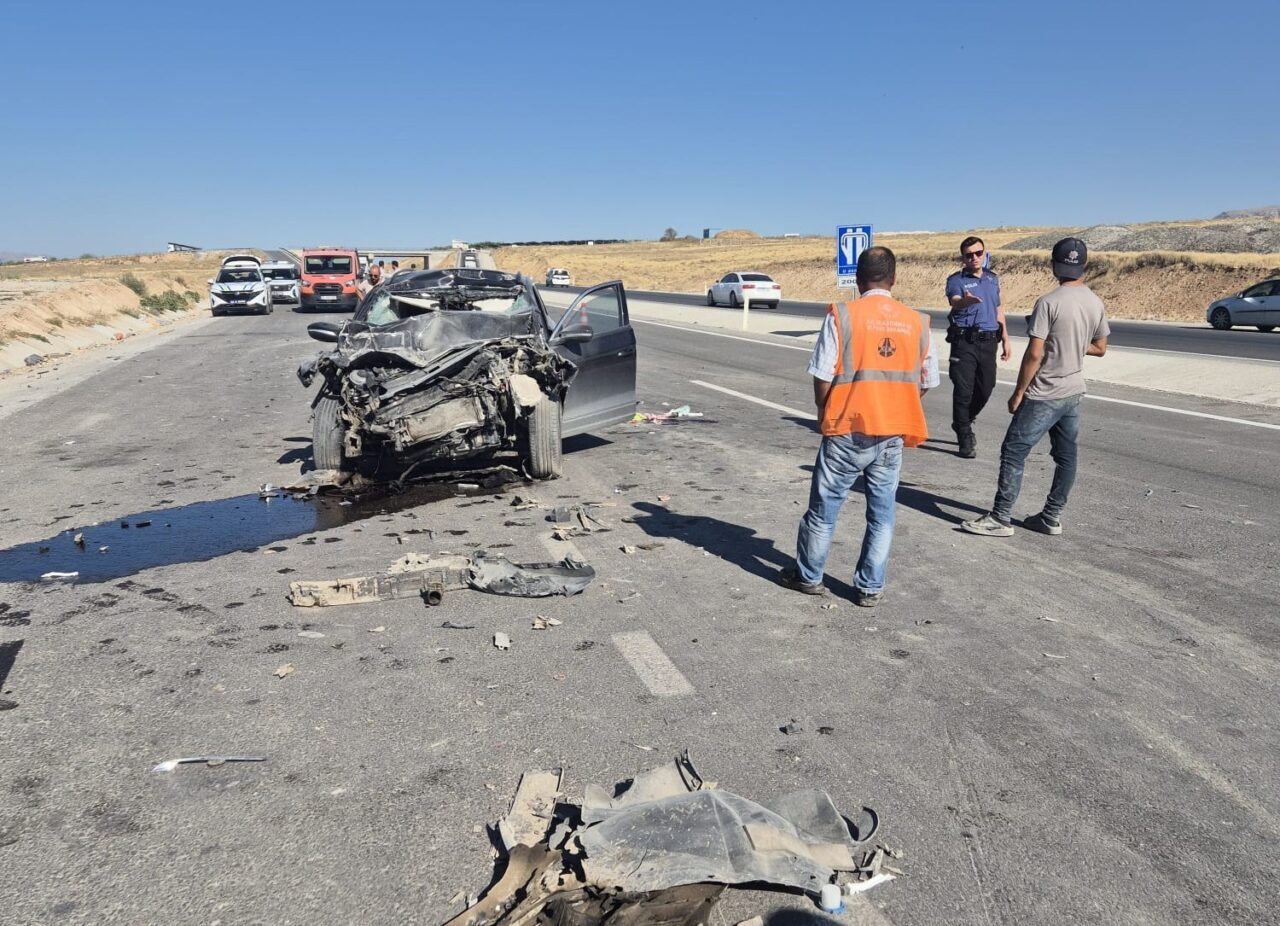 Malatya’da hafriyat kamyonuna çarpan otomobilin sürücüsü hayatını kaybetti. Kaza, saat