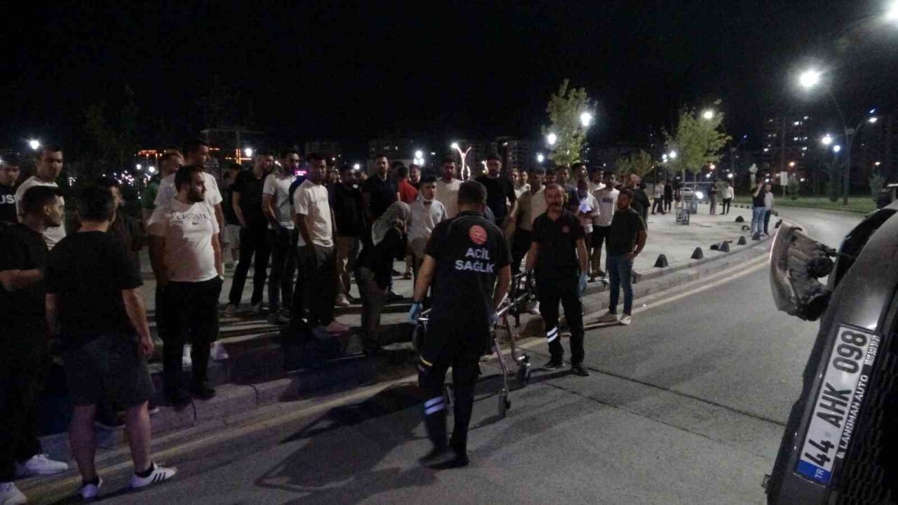 Malatya’da sürücüsünün kontrolünden çıkan otomobil yol kenarındaki bordür taşlarına çarparak