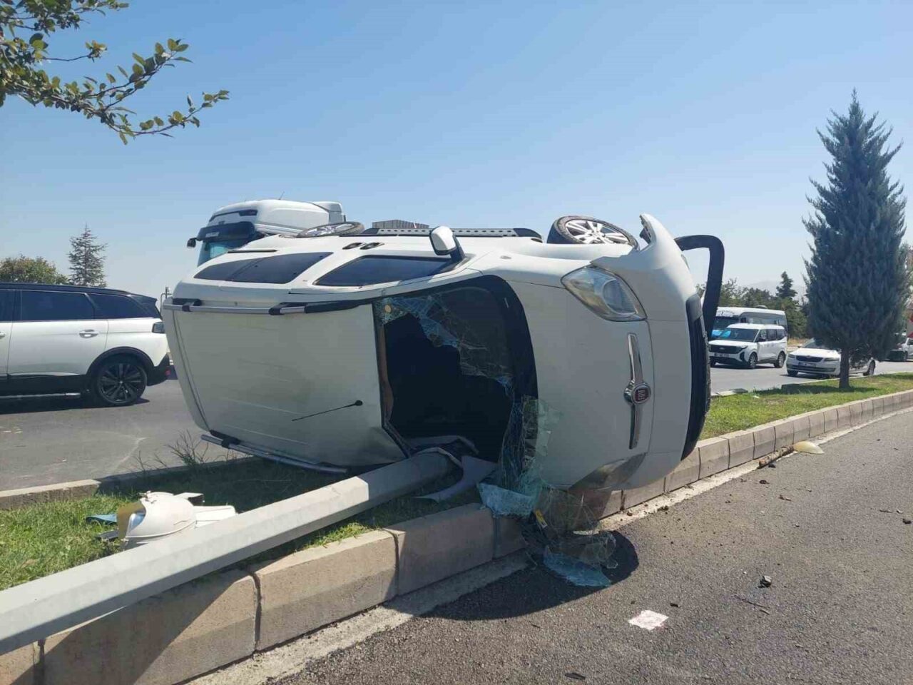 Malatya’da sürücüsünün kontrolünden çıkan hafif ticari araç orta refüje çarparak