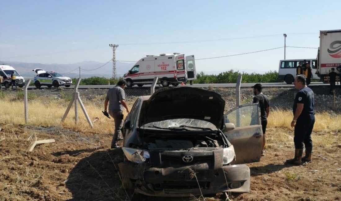 Malatya’da sürücüsünün kontrolünden çıkan bir otomobil bahçeye uçtu. Kazada 3