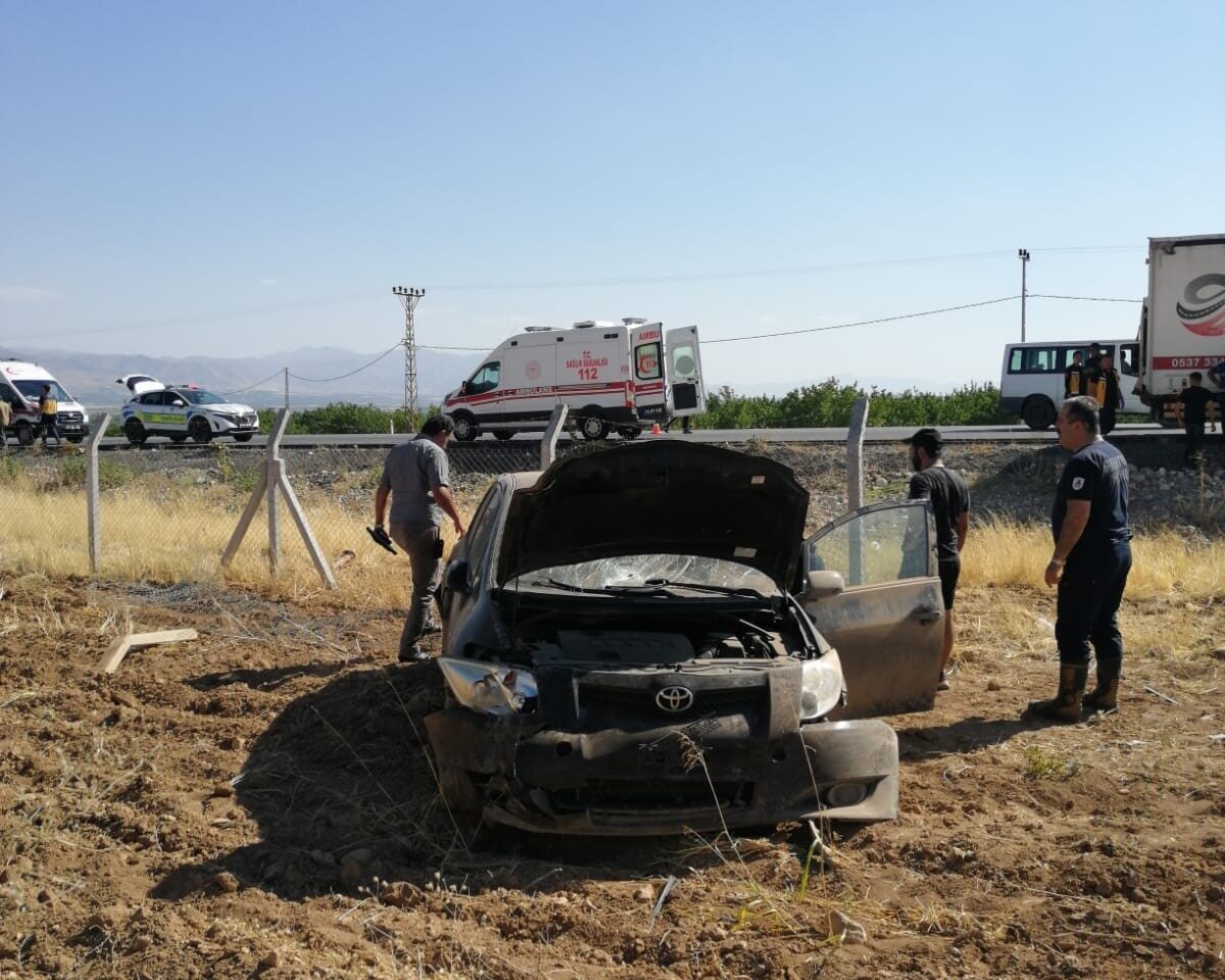 Malatya’da sürücüsünün kontrolünden çıkan bir otomobil bahçeye uçtu. Kazada 3