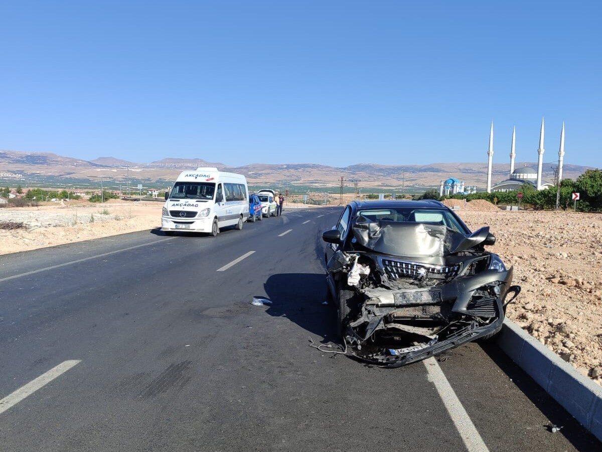 Malatya’nın Akçadağ ilçesinde minibüs ile otomobilin karıştığı trafik kazasında 9