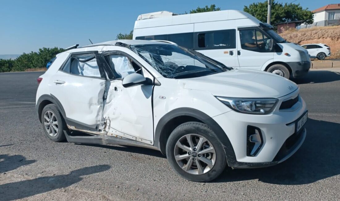Malatya’nın Yeşilyurt ilçesinde otomobil ile motosikletin çarpışması sonucu meydana gelen