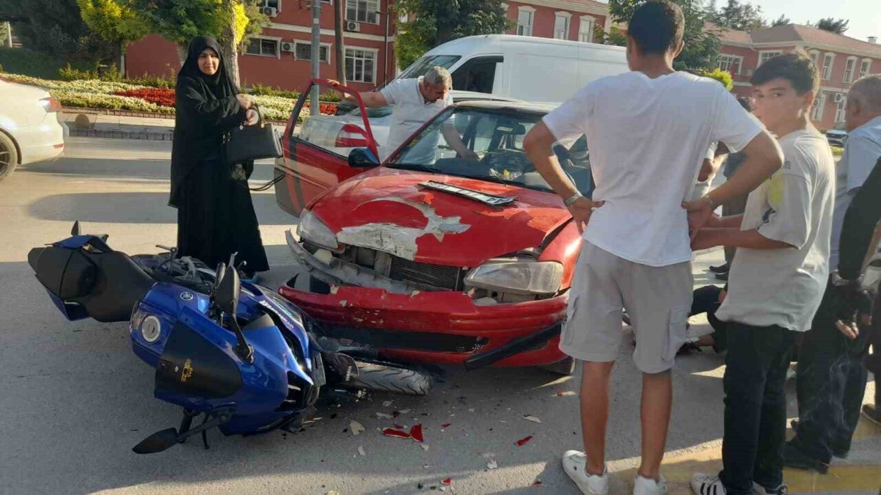Malatya’da otomobil ile motosikletin çarpıştığı trafik kazasında 1 kişi yaralandı.