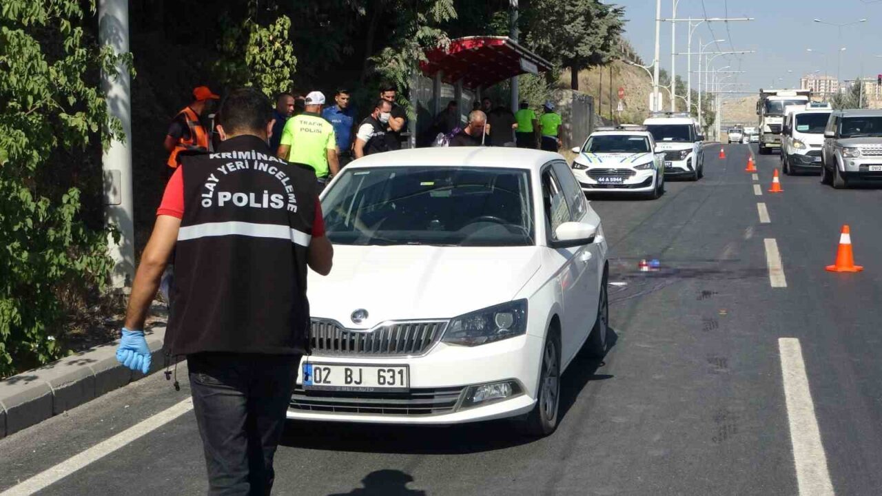 Malatya’da yolun karşısına geçmeye çalışan yaya, otomobilin çarpması sonucu ağır