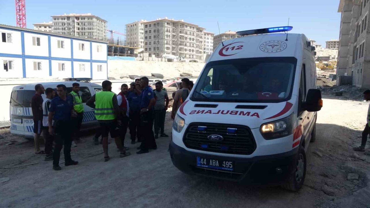 Malatya’nın Battalgazi ilçesinde bir şantiyede işçiler arasında çıkan taşlı sopalı