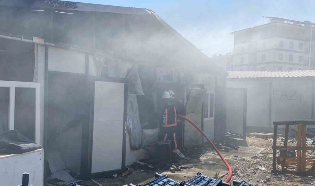 Malatya’nın Battalgazi ilçesinde bir şantiyede çıkan yangın, itfaiye ekiplerinin müdahalesiyle