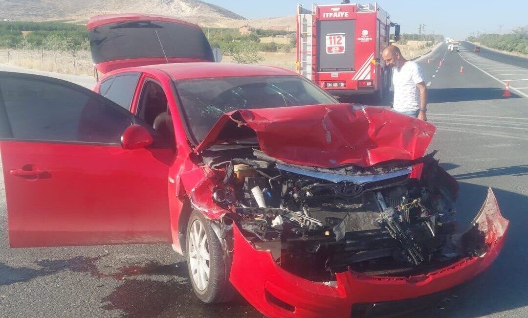 Malatya’nın Doğanşehir ilçesinde otomobil ile tırın çarpışması sonucu meydana gelen