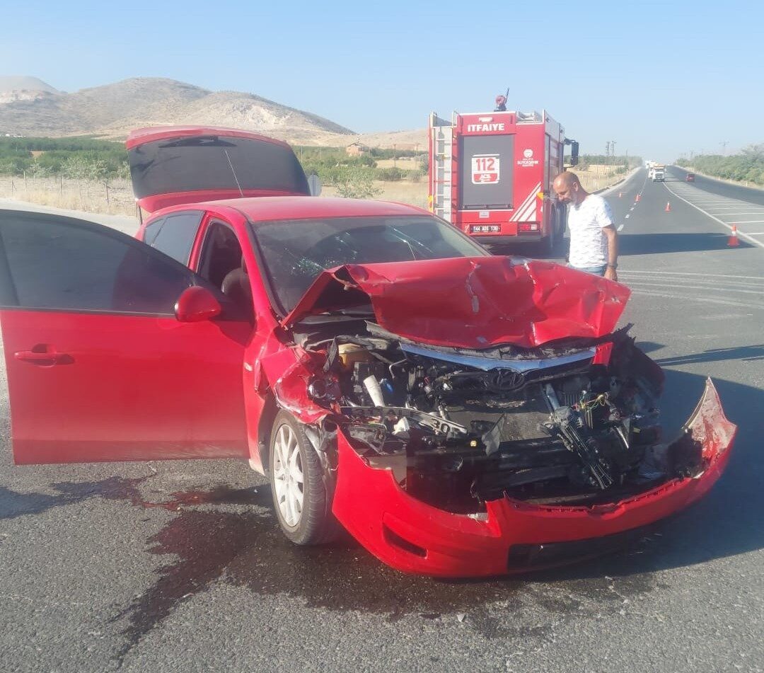 Malatya’nın Doğanşehir ilçesinde otomobil ile tırın çarpışması sonucu meydana gelen