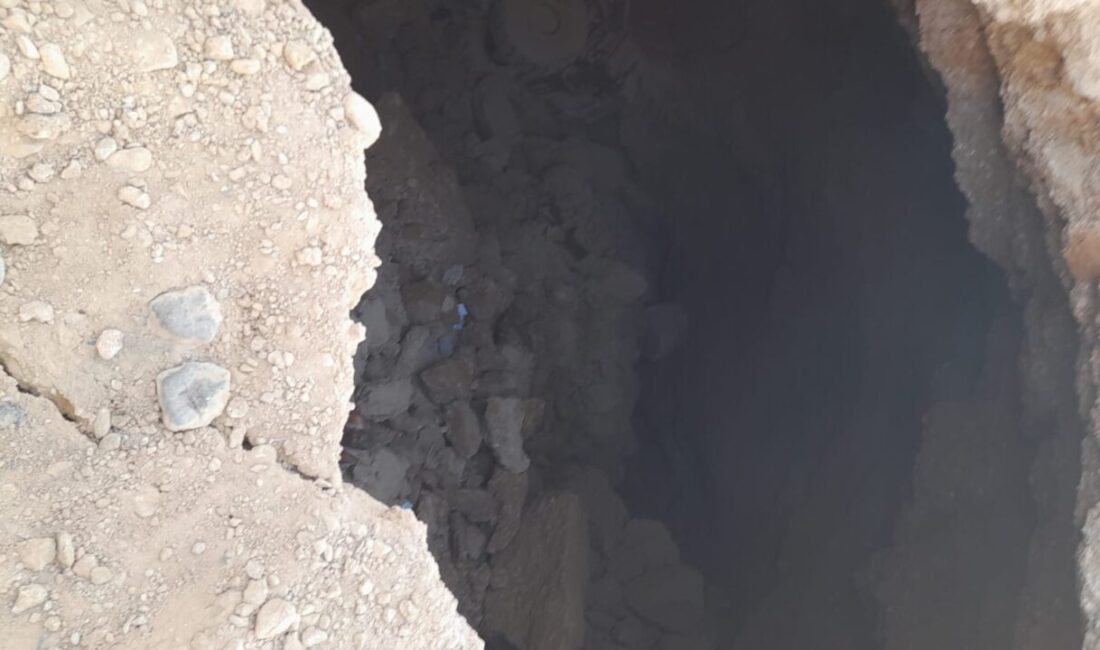 Malatya’nın Yeşilyurt ilçesinde yol yapım çalışmaları sırasında bir iş makinesi,