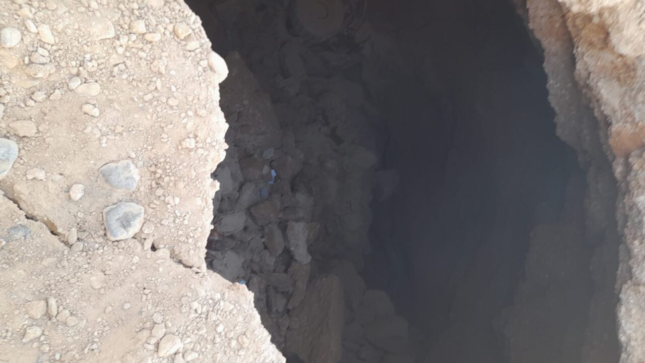 Malatya’nın Yeşilyurt ilçesinde yol yapım çalışmaları sırasında bir iş makinesi,