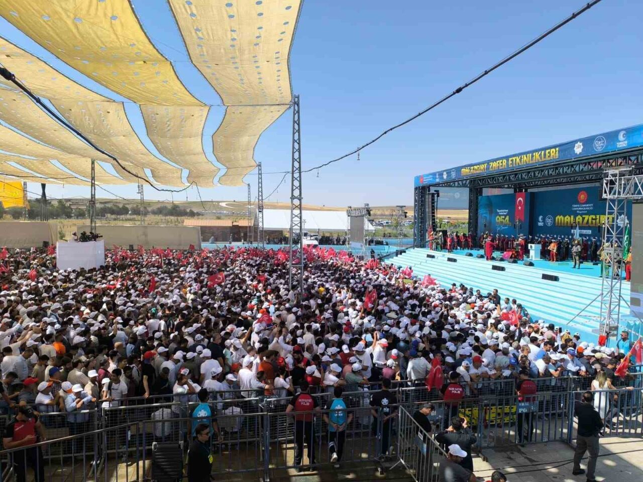 Muş’un Malazgirt ilçesinde binlerce vatandaş, Malazgirt Zaferi’nin 954’üncü yıl dönümü