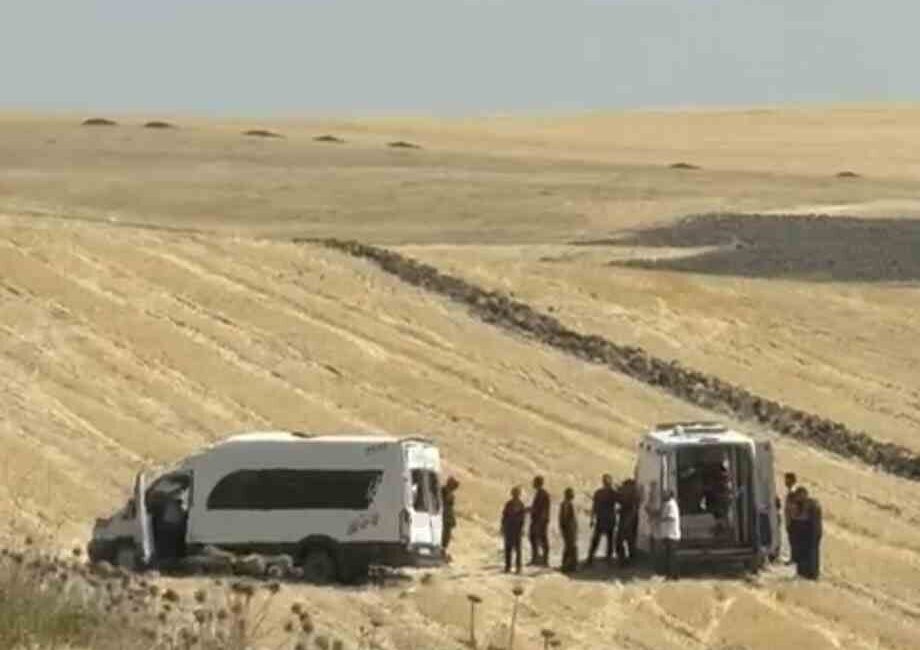 Malazgirt Zaferi kutlamalarına gidenleri taşıyan yolcu minibüsü şarampole yuvarlandı. Kazada