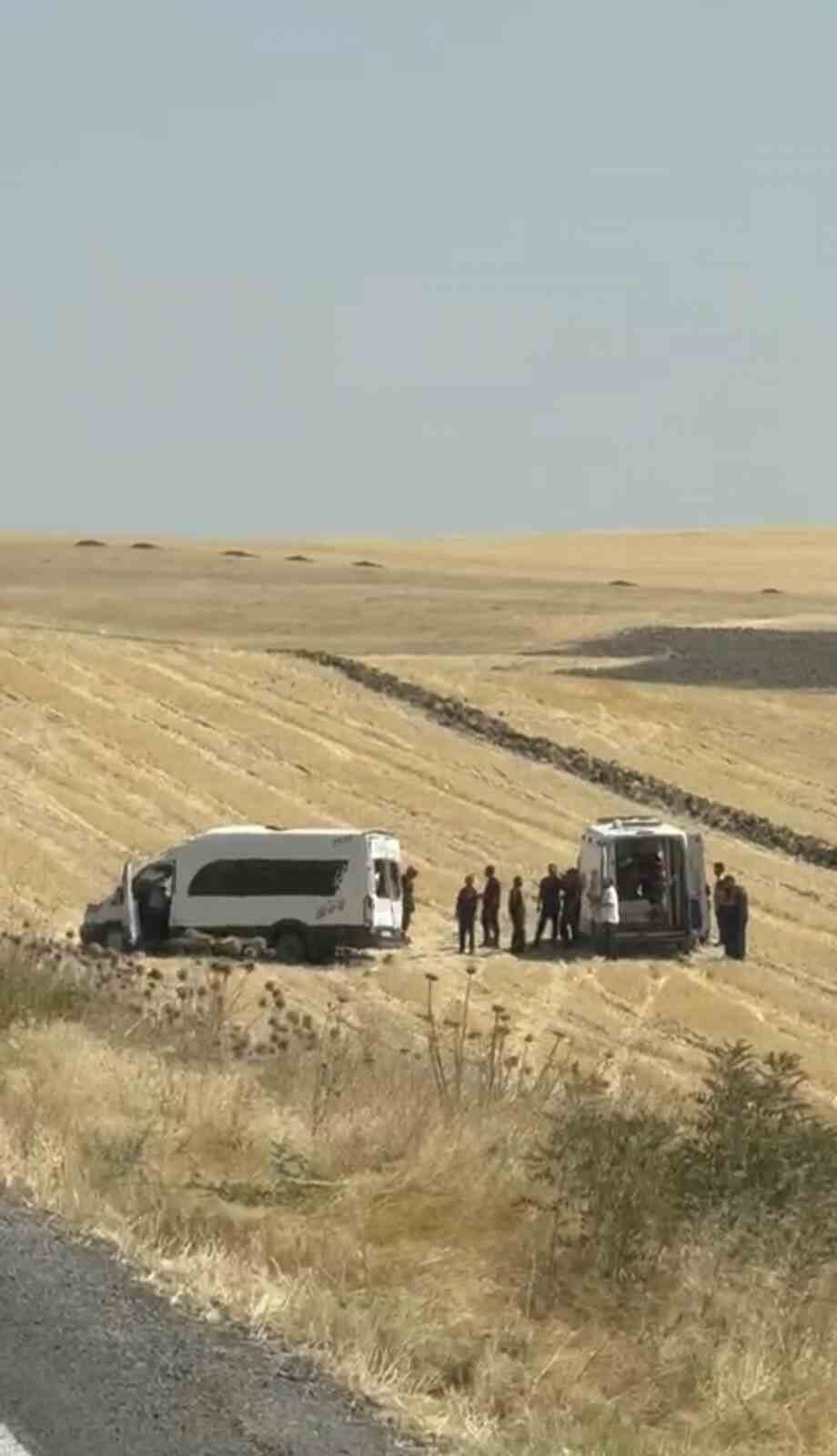 Malazgirt Zaferi kutlamalarına gidenleri taşıyan yolcu minibüsü şarampole yuvarlandı. Kazada