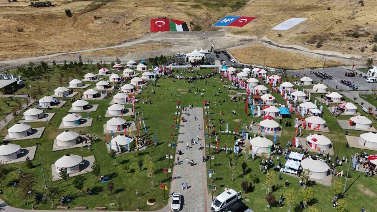 Malazgirt Zaferi’nin 954’üncü yıl dönümü kutlamaları, Bitlis’in Ahlat ilçesinde başladı.