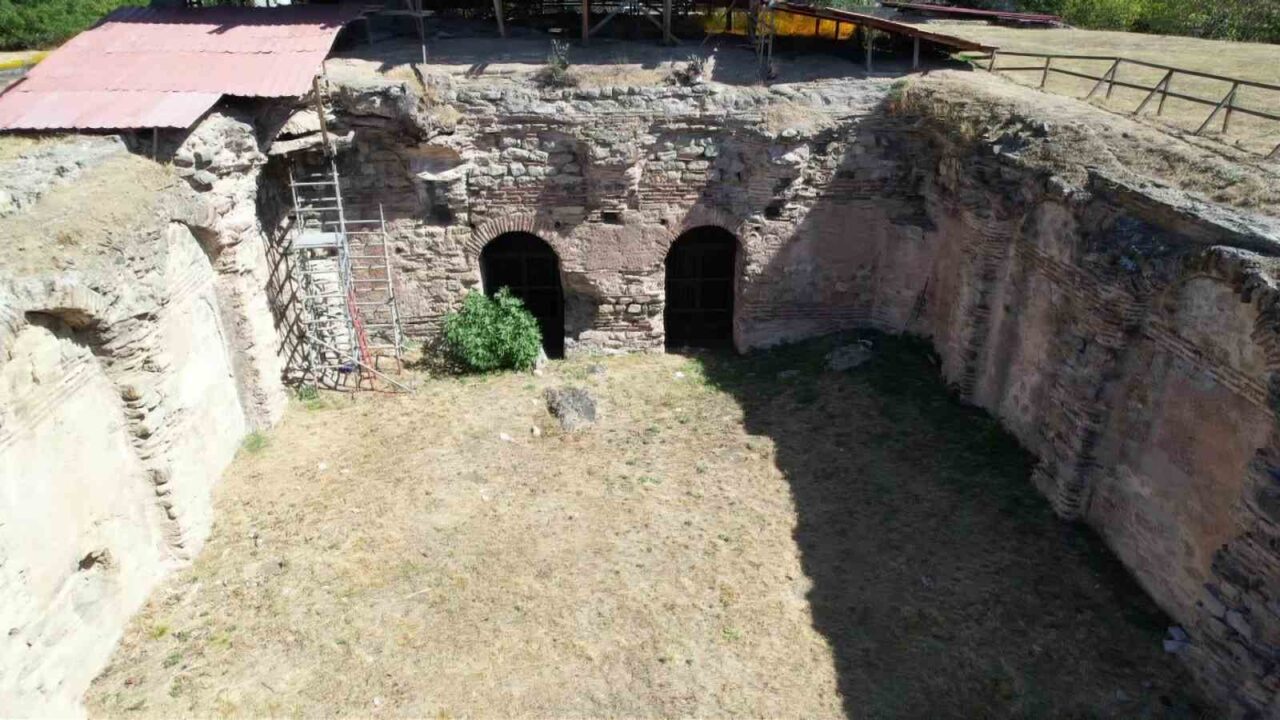 İstanbul Anadolu Yakası’nda, apartmanların arasında saklı kalmış Bizans dönemine ait