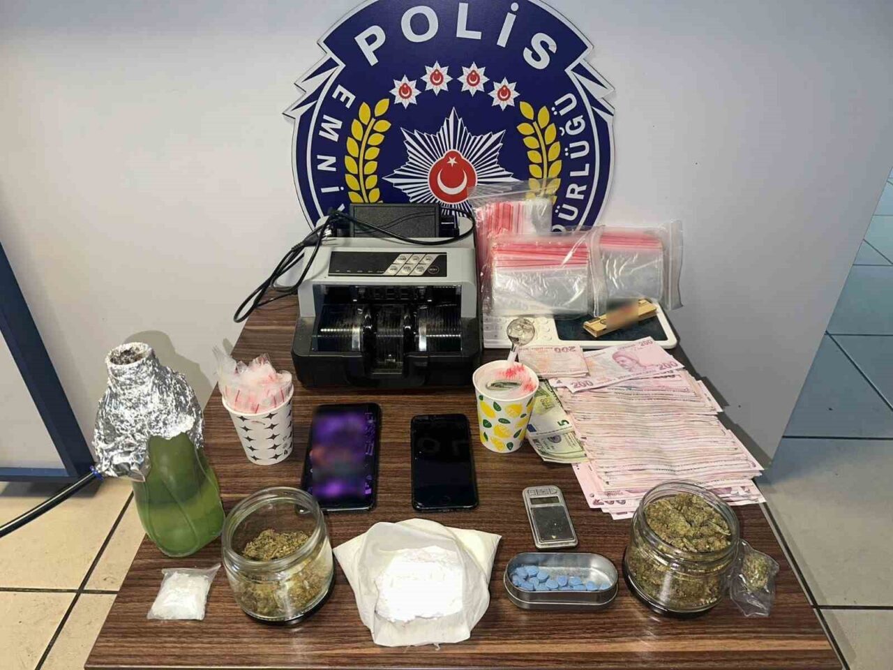 Maltepe’de narkotik ve asayiş suçlarına yönelik yapılan denetimler kapsamında şüphelilerin