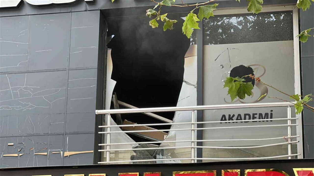Maltepe’de bir güzellik merkezinde patlama meydana geldi. Patlamanın etkisiyle yerinden