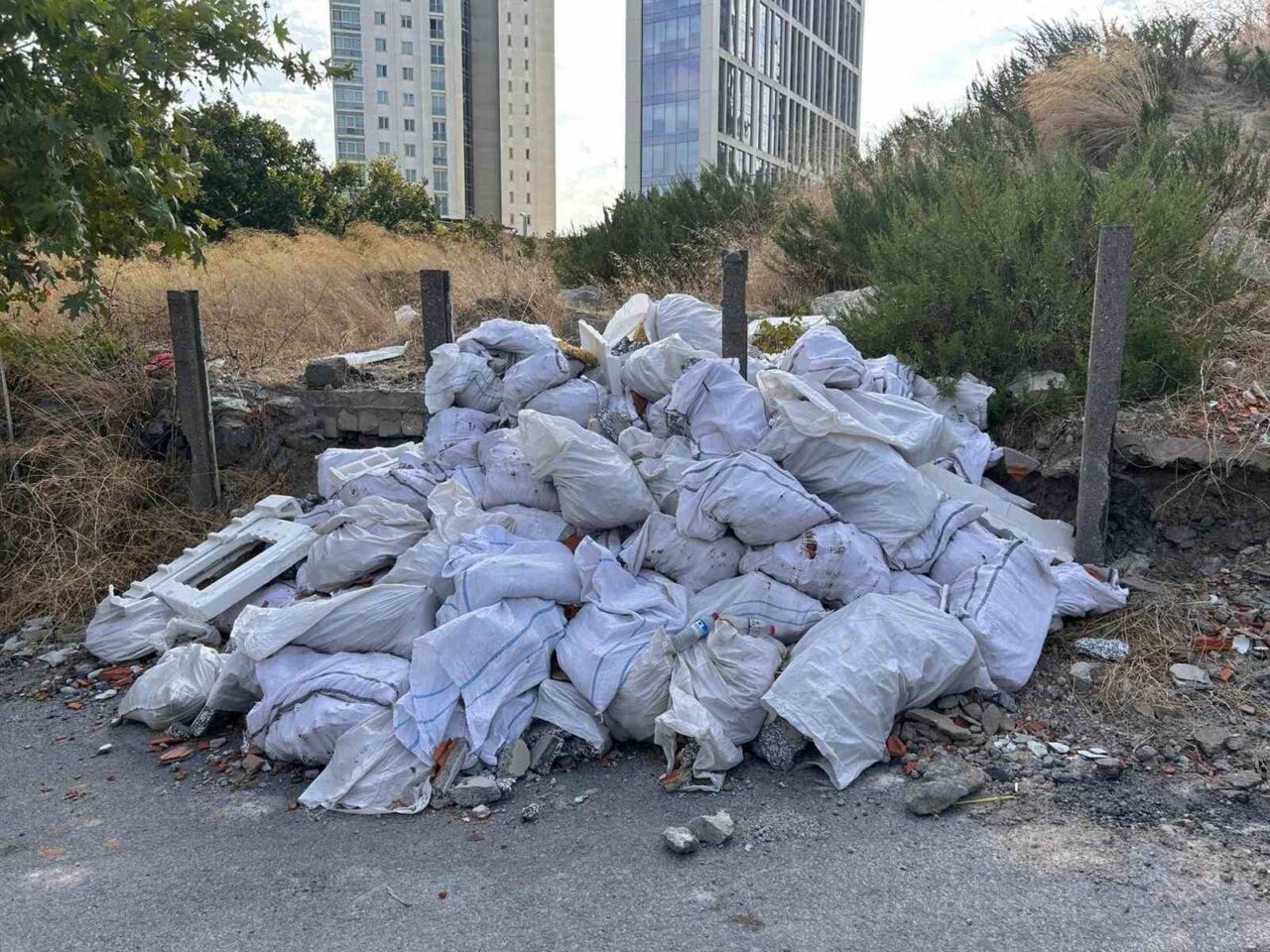 Maltepe’de sokaklara kaçak olarak bırakılan moloz yığınları vatandaşın tepkisine neden