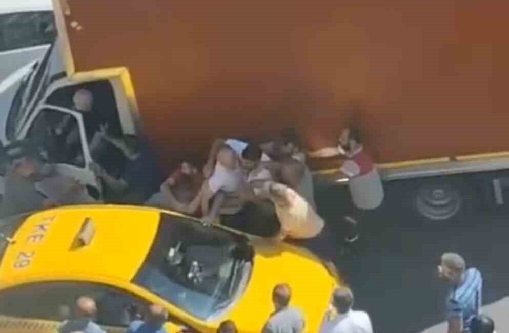 İstanbul’un Maltepe ilçesinde bir taksi şoförü ve kamyon sürücüsü arasında
