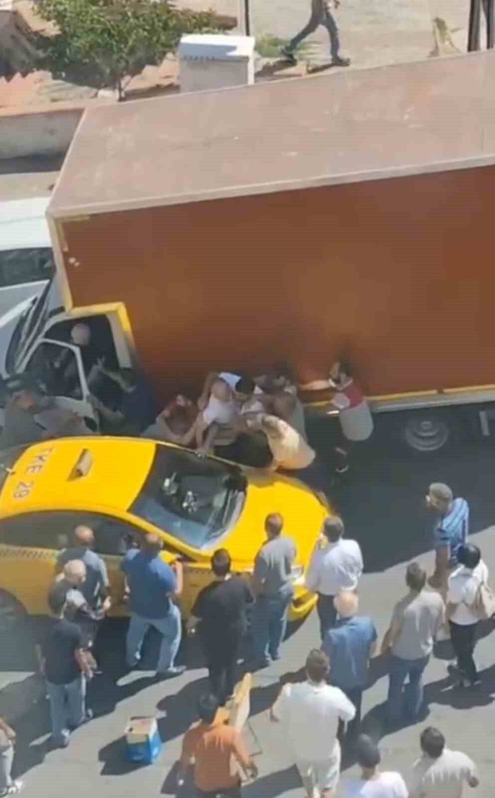 İstanbul’un Maltepe ilçesinde bir taksi şoförü ve kamyon sürücüsü arasında