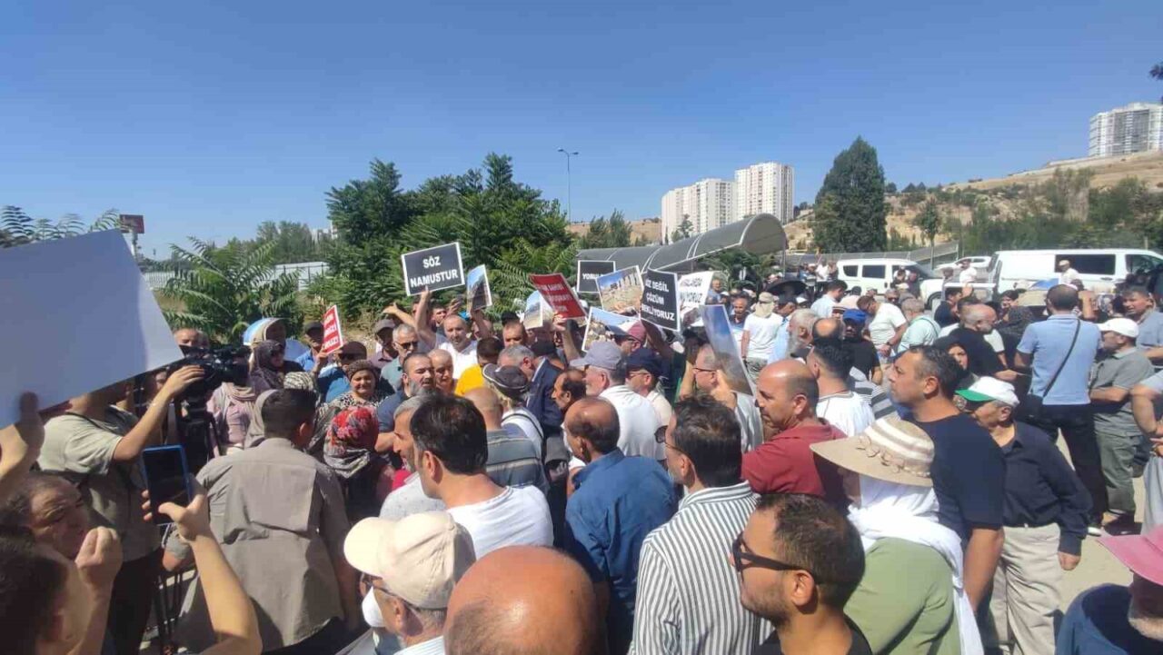 Mamak kentsel dönüşüm mağdurları, konutlarına kavuşamadığı gerekçesiyle eylem yaptı. ’Dünyanın