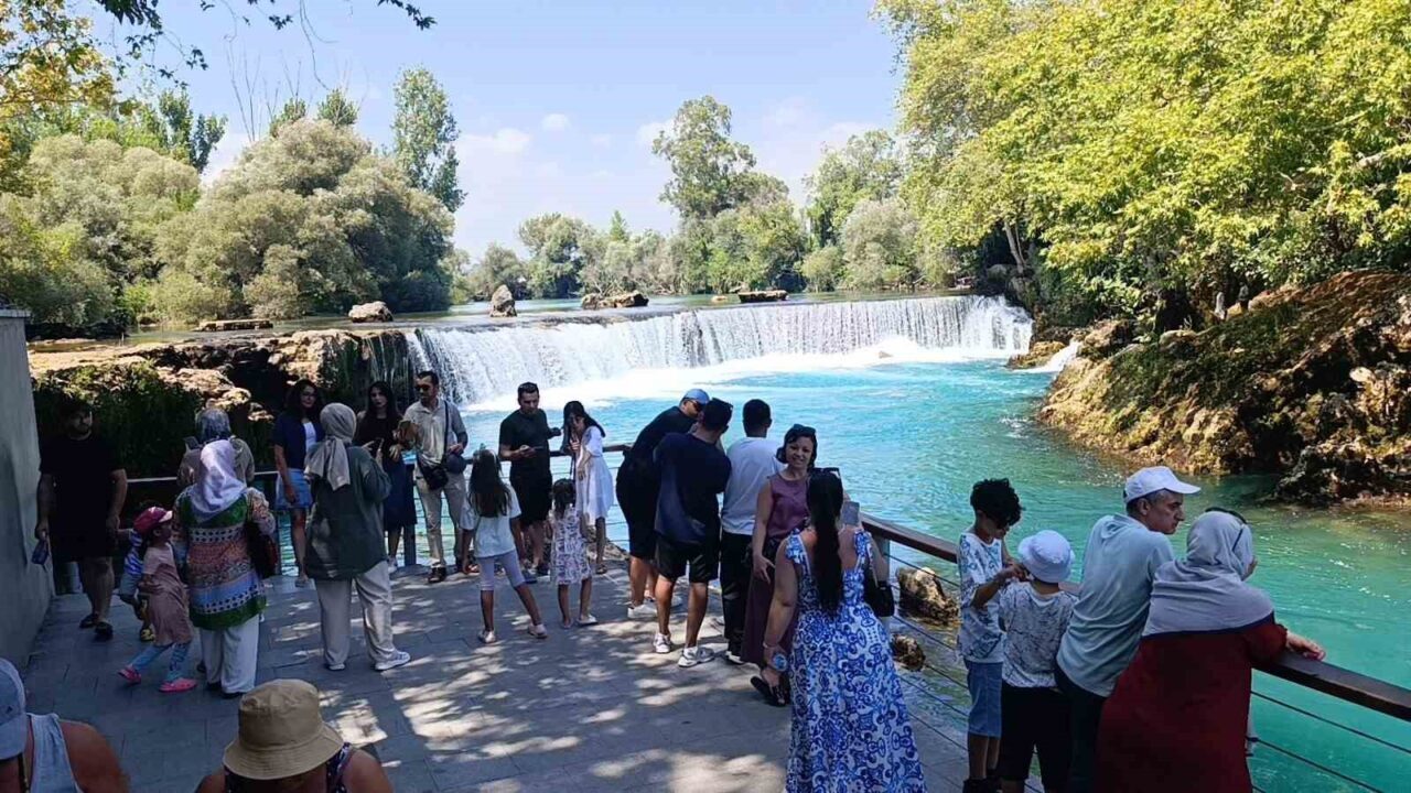 Dünyaca ünlü Manavgat Şelalesi’nde düşen su seviyesi sebebiyle, kayalıklar ortaya