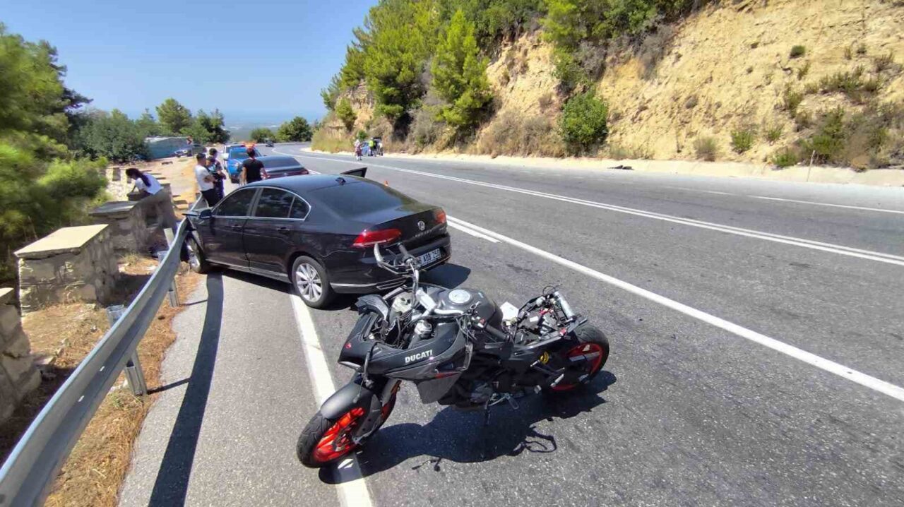 Manavgat’ta seyir halindeyken karşı şeride geçen motosiklet kazaya neden oldu.