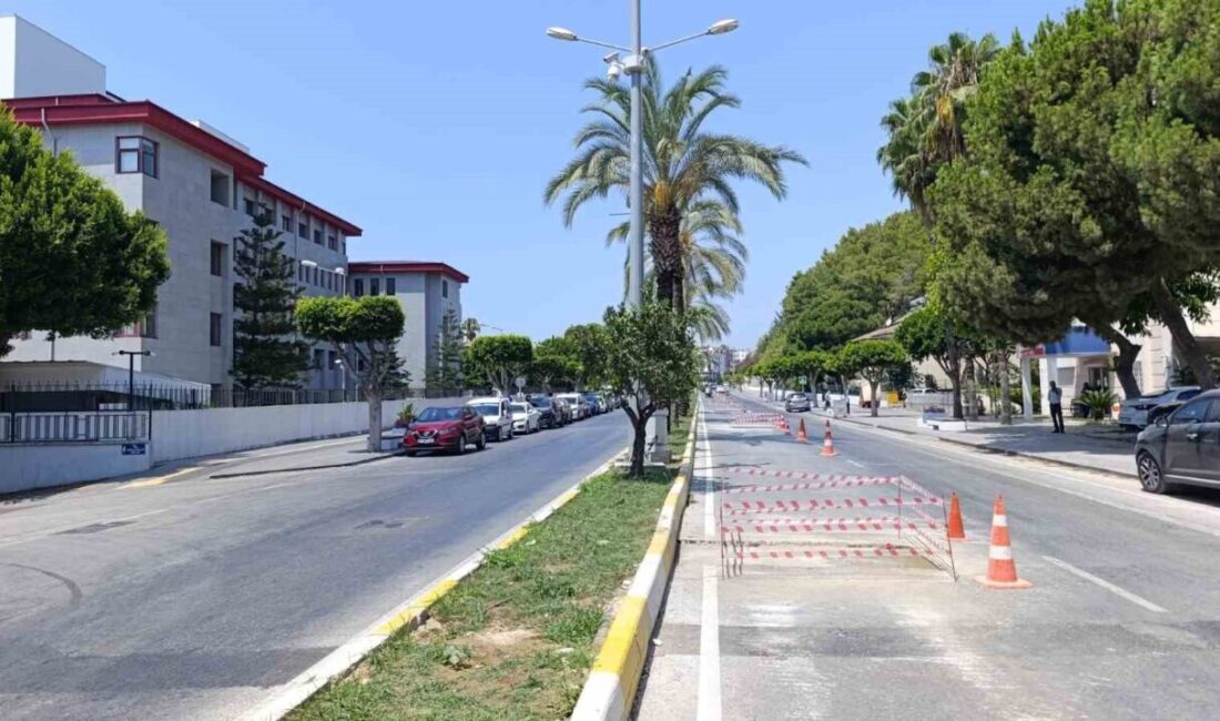 Manavgat Belediyesi Fen İşleri Müdürlüğüne bağlı ekipler, Antalya Caddesi’nde sürekli