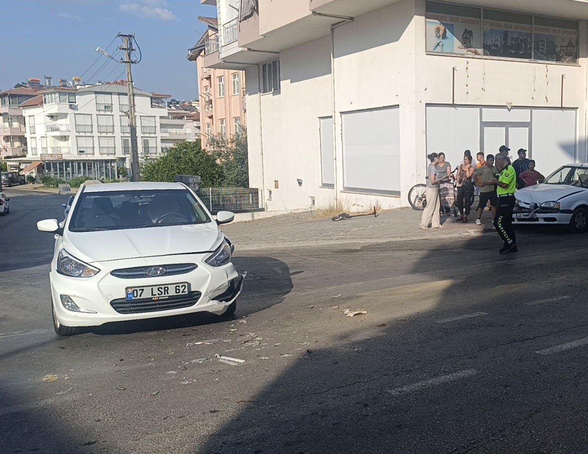 Manavgat ilçesinde iki otomobilin çarpışması sonucu meydana gelen kazada 1