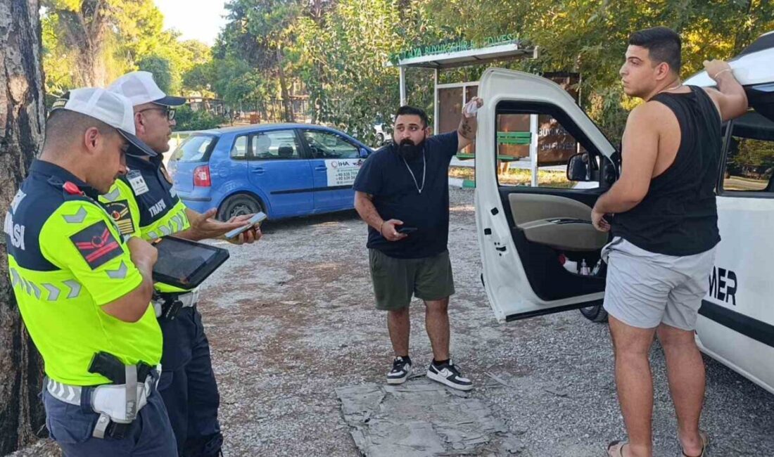 Antalya’nın Manavgat ilçesinde trafik uygulamasında durdurulan hafif ticari aracın sürücüsü,
