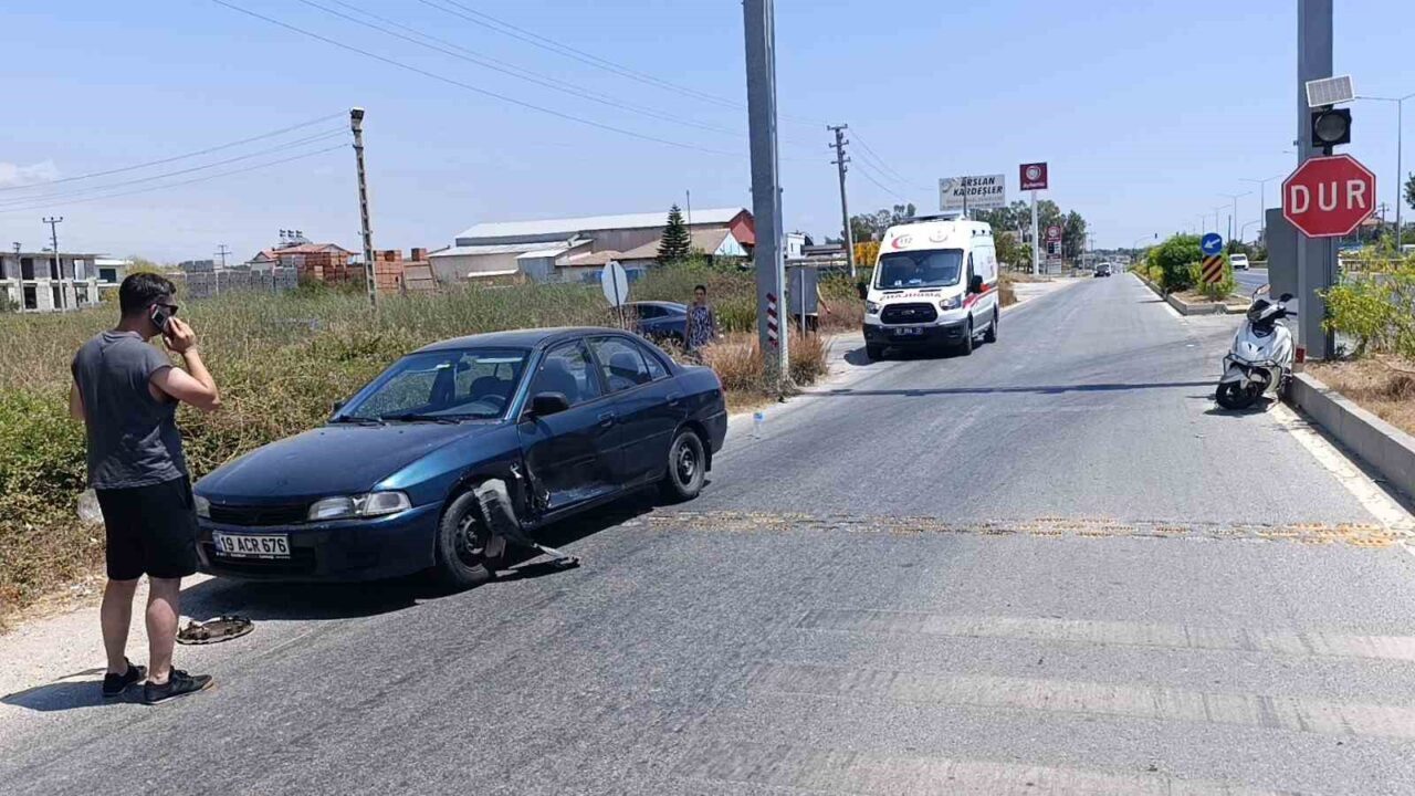 Antalya’nın Manavgat ilçesinde tali yola giren otomobil ile motosikletin çarpışması