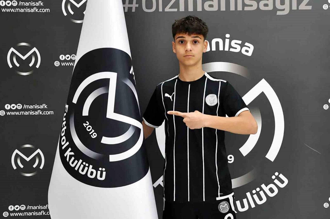 Manisa Futbol Kulübü genç futbolcusu Çınar Arslan Bodur, U15 Millî